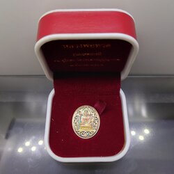 เหรียญหลวงปู่ทวด เนื้อเงินสามกษัตริย์ รุ่นมงคลบารมี วัดประสาทบุญญาวาส พ.ศ.2545 พิมพ์วงรี เล็ก รูปไข่ ขนาดสูง 2 ซม. พร้อมกล่องเดิม