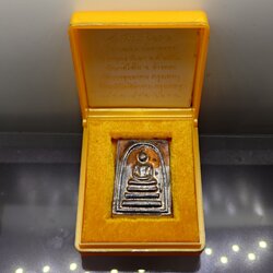 สมเด็จพิมพ์ประธาน ประทานเงิน-ประทานทอง หน้ากากเงิน หลังแผ่นหัวใจพระคาถาชินบัญชร เนื้อเงิน วัดอินทรวิหาร บางขุนพรหม ปี2552 พร้อมกล่องเดิม