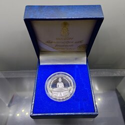 เหรียญหลวงพ่อโสธร ภปร รุ่นยกฉัตรทองคำ เนื้อเงินขัดเงา วัดโสธรวรารามวรวิหาร พ.ศ.2539 พร้อมกล่องเดิม