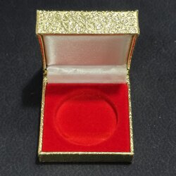 กล่องใส่เหรียญ กล่องเปล่า บรรจุเหรียญ 1 หลุม กล่องหุ้มลายฉายสีทอง สวยงาม หรูหรา พร้อมกล่องนอกสีขาว สภาพไม่ผ่านใช้งาน