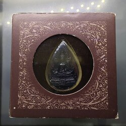 พระพุทธชินราช ภปร. ลอยองค์ เนื้อเงินรมดำ โครงการ "เพราะแผ่นดินนี้ คือ แผ่นดินเกิด" รุ่นแรก ปี 2548 พร้อมกล่องเดิม