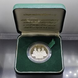 เหรียญพระแก้วมรกต ทรงเครื่อง 3 ฤดู พระจอมเกล้าพระนครเหนือ ปี 2538 เนื้อเงินขัดเงา ขนาด 3.2 ซ.ม. พร้อมกล่องเดิม