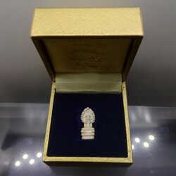 พระนาคปรก หลวงพ่อศิลา รุ่นมรดกโลก เนื้อเงิน พิมพ์เล็ก พุทธาภิเษก วัดบวรนิเวศวิหาร โดย สมเด็จพระสังฆราช ญสส เป็นประธานในพิธี ออกวัดทุ่งเสลี่ยม สุโขทัย ปี2540 กล่องเดิม