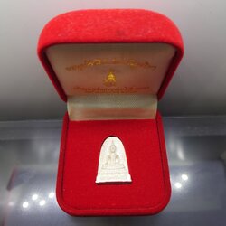 พระพุทธชินสีห์ หลัง ตราพระนามย่อ พ.ร. (เพชรรัตนราชสุดา) เจริญพระชนมายุครบ 65 พรรษา เนื้อเงิน ออกวัดบวรนิเวศวิหาร ปี2533 กล่องเดิม