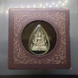 พระพุทธชินราช ภปร. ลอยองค์ เนื้อเงิน โครงการ "เพราะแผ่นดินนี้ คือ แผ่นดินเกิด" รุ่นแรก ปี 2548 พร้อมกล่องเดิม