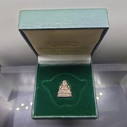 พระสังกัจจายน์ เนื้อนวโลหะ แก่ทอง รุ่นอุดมสุข พลเอก เชาวลิต ยงใจยุทธจัดสร้าง พิธีพุทธาภิเษก วัดสระเกศราชวรมหาวิหาร ปี2539 พร้อมกล่องเดิม