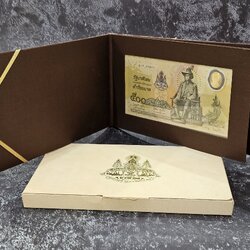 ธนบัตรที่ระลึก 500 บาทแบบพิเศษ พระบาทสมเด็จพระเจ้าอยู่หัวรัชกาลที่ 9 ฉลองสิริราชสมบัติครบ 50 ปี พร้อมปกผ้าไหม หนังสือและกล่อง (ไม่มีซองขาวและหนังสือ)