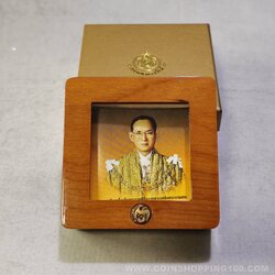 กล่องใส่เหรียญ กล่องเปล่า บรรจุเหรียญ 1 หลุม จากกรมธนารักษ์ กล่องไม้สภาพสวย พร้อมกล่องนอกสีทอง แถมฟรี ใบเซอร์ ที่ระลึก ในหลวง รัชกาลที่9