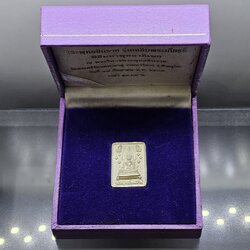 พระพุทธชินราช พิมพ์สี่เหลี่ยม รุ่นเฉลิมพระเกียรติ หลัง ส.ธ. เนื้อเงิน 99.99% มูลนิธิสิรินธรราชวิทยาลัย สร้าง พุทธาภิเษก ณ มหาวิหารพระพุทธชินราช ปี2539 พร้อมกล่องเดิม