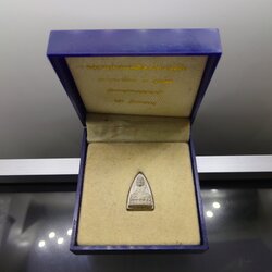 หลวงปู่ทวดเหยียบน้ำทะเลจืด เนื้อเงิน พิมพ์เล็ก ขนาดสูง 1.7 ซ.ม.ศูนย์การทหารปืนใหญ่ สร้าง พุทธาภิเษก วัดประสาทบุญญาวาส โคท 2280 ปี2540 พร้อมกล่องเดิม