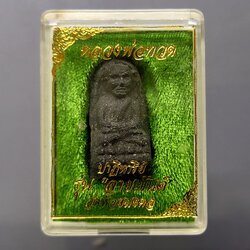 หลวงพ่อทวด พิมพ์พระรอด เนื้อว่าน หลังฝังโลหิตธาตุ รุ่นปาฏิหาริย์ ลายเซ็น เสกนาน ๓ ปี" วัดห้วยมงคล ปี 2549 พร้อมตลับเดิม