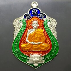 เหรียญเสมา เสือคาบดาบรุ่น 4 เนื้อเงิน ลงยาพื้นส้ม ขอบเขียว บนน้ำเงิน ลงยาจีวร (พิมพ์เสือ1) หลวงพ่อพัฒน์ วัดห้วยด้วน โคท 52