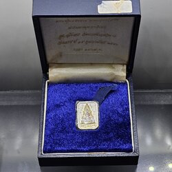 พระพุทธชินราช หลัง พระพุทธโสธร เนื้อเงินสามกษัตร รุ่นรวมมหาบารมีอุดมทรัพย์ พิธีพุทธาภิเษก ณ พระอุโบสถวัดบวรนิเวศวิหาร ปี2540 พร้อมกล่องเดิม