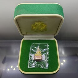 พระชัยวัฒน์ไพรีพินาศ เนื้อเงินชุบสามกษัตริย์ ฉลองพระชนมายุ 84 พรรษา สมเด็จพระสังฆราช สกลมหาสังฆปริณายก วัดบวรนิเวศวิหาร ปี2540 พร้อมกล่องเดิม