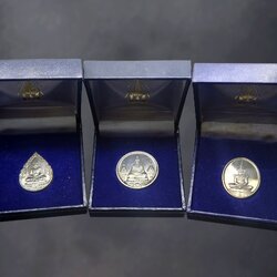 เหรียญพระแก้วมรกต ภปร รุ่นสอง ชุด 3 ฤดู เนื้อเงิน ฉลองกรุงรัตนโกสินทร์ 200 ปี พ.ศ.2525 พร้อมกล่องเดี่ยว สวยงาม