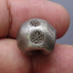 พดด้วง ขนาด 1 บาท ตราครุฑ - พระแสงจักร สมัยรัชกาลที่ 2 สภาพสวย