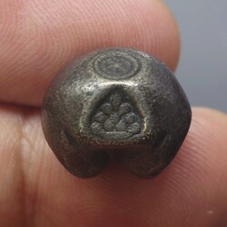 พดด้วง ขนาด 1 บาท ตราพระซ่อมดอกไม้-จักร สมัยอยุธยา พุทธศตวรรษที่ 19 - 24 ตรานิยม หายาก สภาพสวย