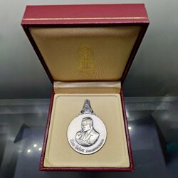 เหรียญพระมหาชนก เนื้อเงิน พิมพ์ใหญ่ บล็อก ป ขาด ปี2539 พร้อมหนังสือพระราชนิพนธ์ และกล่องเดิม อุปกรณ์ครบ