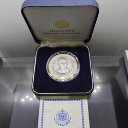เหรียญที่ระลึก 50 ปี พระบรมราชาภิเษก รัชกาลที่9 พ.ศ.2543 เนื้อเงินรมดำ พร้อมกล่องหนัง และใบเซอร์จากกรมธนารักษ์