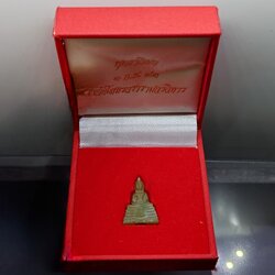 พระพุทธโสธร เนื้อหยก พิมพ์ลอยองค์ ฐานอุดโค๊ตแผ่นทองคำแท้ รุ่นประวัติศาสตร์ วัดโสธรวรารามวรวิหาร พ.ศ.2543 พร้อมกล่องเดิม