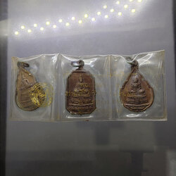 พระแก้วมรกต ๓ ฤดู เนื้อทองแดง สร้างในพิธีเปิดที่ทำการสำนักงานใหญ่ ธนาคารกรุงไทย หลวงปู่ดู่ ปลุกเสก ปี2525