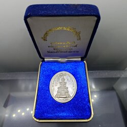 พระพุทธมหามณีรัตนปฏิมากร หลังรัชกาลที่1 เนื้อเงิน รุ่นเทิดพระเกียรติ พระบรมราชจักรีวงศ์ พิธีพุทธาภิเษก วัดพระศรีรัตนศาสดาราม ปี2540 พร้อมกล่องเดิม