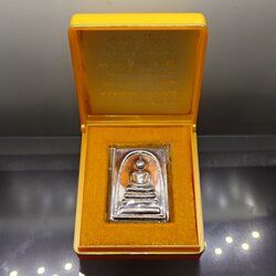 สมเด็จพิมพ์ประธาน ประทานเงิน-ประทานทอง หน้ากากเงิน หลังแผ่นหัวใจพระคาถาชินบัญชร เนื้อเงิน วัดอินทรวิหาร บางขุนพรหม ปี2552 พร้อมกล่องเดิม