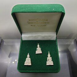 พระแก้วมรกต ชุด 3 ฤดู สธ. เนื้อเงิน มูลนิธิสิรินธรราชวิทยาลัย สร้าง วัดบวรนิเวศวิหาร ปี2538 พร้อมกล่องเดิม