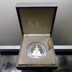 พระพุทธโสธร 2 หน้า เงินขัดเงา รุ่นนานาชาติ รุ่นแรก พิมพ์ใหญ่ บล็อกนอก เพิร์ทมิ้นท์ ออสเตเลีย ขนาด 3.2 เซน พ.ศ.2537 พร้อมกล่องเดิม