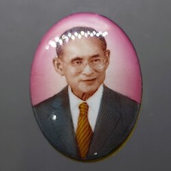 ล็อกเก็ตในหลวงรัชกาลที่ 9 ฉากชมพู ตอกโค้ด กรรมการ มงคลระลึกครบ 25 ปี มูลนิธิศรีรัตนโกสินทร์ วัดสุทธาราม พ.ศ.2550 พร้อมตลับเดิม