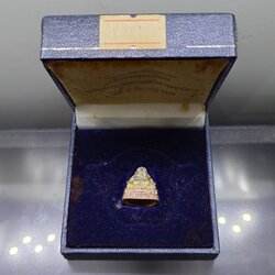 พระสังกัจจายน์ เนื้อเงินสามกษัตริย์ รุ่นอุดมสุข พลเอก เชาวลิต ยงใจยุทธจัดสร้าง พิธีพุทธาภิเษก วัดสระเกศราชวรมหาวิหาร ปี2539 พร้อมกล่องเดิม