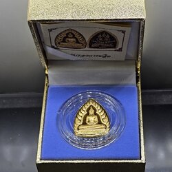 เหรียญเจ้าสัว หลวงพ่อโสธร เนื้อทองแดงขัดเงาชุบทอง รุ่นสร้างพระอุโบสถ วัดโสธรวราราม พ.ศ.2542 พร้อมกล่องเดิม ใบรับรอง