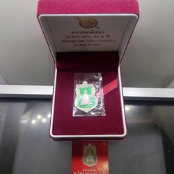 หลวงพ่อโสธร พิมพ์เสมา เนื้อเงิน ลงยา รุ่นโสธร 2560 ตำรวจ ๘ ริ้ว ขนาดสูง 3 เซ็น ปี2560 พร้อมกล่องเดิม