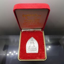 หลวงพ่อคูณ รุ่นคูณเจ้าสัวเสาร์ห้า เนื้อเงิน พิมพ์เจ้าสัว พิธีเสาร์๕ พุทธาภิเษก ณ อุโบสถวัดบ้านไร่ พ.ศ.2537 พร้อมกล่องเดิม