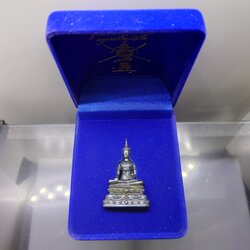 พระกริ่งพุทธมหาบารมีนุภาพพิสุทธิ์ อนุตตรสังคามวิชัย เนื้อเมฆสิทธิ์ ผลงานศิลปินแห่งชาติ อ.จักรพันธุ์ โปรษยกฤต ปี2553 พร้อมกล่องเดิม หายาก