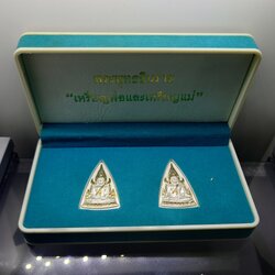 พระพุทธชินราช เหรียญพ่อ-เหรียญแม่ เนื้อเงิน พ่นทราย หน้ากะไหล่ทอง ชุด 2 เหรียญ วัดสุทัศนเทพวราราม ปี 2550 พร้อมกล่องเดิม