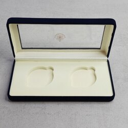 กล่องใส่เหรียญ กล่องเปล่า บรรจุเหรียญ 2 หลุม มีกล่องนอกสีขาว (มีตำหนิ)