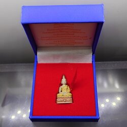 พระนิรันตราย เนื้อเงินสามกษัตริย์ พิมพ์ใหญ่ 200 ปี พระจอมเกล้าฯ โครงการบูรณะฯ โบราณสถาน วัดมกุฏกษัตริยาราม ปี2547 พร้อมกล่องเดิม