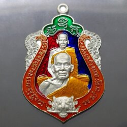 เหรียญเสมา เสือคาบดาบรุ่น 4 เนื้อปีกเครื่องบิน ลงยาพื้นแดง-น้ำเงิน ขอบส้ม บนเขียว ลงยาจีวร (พิมพ์เสือ3) หลวงพ่อพัฒน์ วัดห้วยด้วน โคท 34