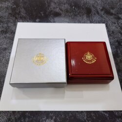 กล่องใส่เหรียญ กล่องเปล่า บรรจุเหรียญ 1 หลุม แบบเหลี่ยม รุ่นแรก จากกรมธนารักษ์ กล่องไม้สภาพสวย มีกล่องนอก