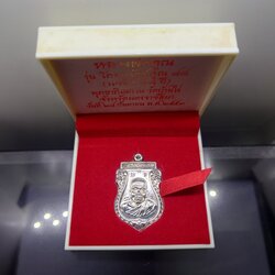 เหรียญเสมาหลวงพ่อคูณ หลังยันต์ รุ่นโภคทรัพย์คูณ ๘๘ เนื้อเงิน ปี2553 พร้อมกล่องเดิม