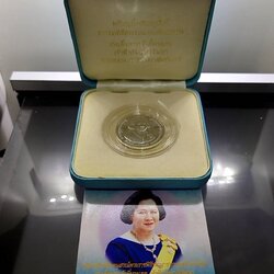 เหรียญเงินที่ระลึก พระราชพิธีพระราชทานเพลิงพระศพ พระพี่นาง กล่องเดิม ใบเซอร์