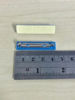 เข็มกลัดติดป้ายชื่อหัวหมุน ฐานฟ้า 4 cm มีกาว