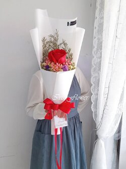 ช่อดอกกุหลาบ 1 ดอก แซมดอกไม้แห้ง (ขาว)