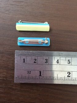 เข็มกลัดติดป้ายชื่อฐานฟ้า 3cm มีกาว