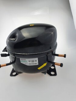 คอมเพรสเชอร์ ½ แรงม้า R134a สำหรับตู้แช่ ตู้เย็น Compressor ของใหม่ พร้อมอุปกรณ์ ดีเลย์ โอเวอร์โหลด รุ่น ADW142