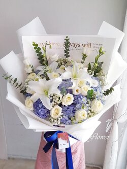 ช่อดอกไฮเดรนเยียและกุหลาบ ลิลลี่