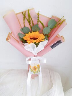 ช่อดอกทานตะวัน 1 ดอก แซมด้วยใบไม้