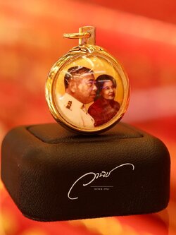 ล็อกเก็ตรูปภาพหินอ่อนแท้ เลี่ยมกรอบทองผ่าหวายทรงกลม By WANICH JEWELRY