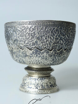 ชุดขันเงินและพานเงินลายเครือเถาวัลย์ และ ลายนางรำ